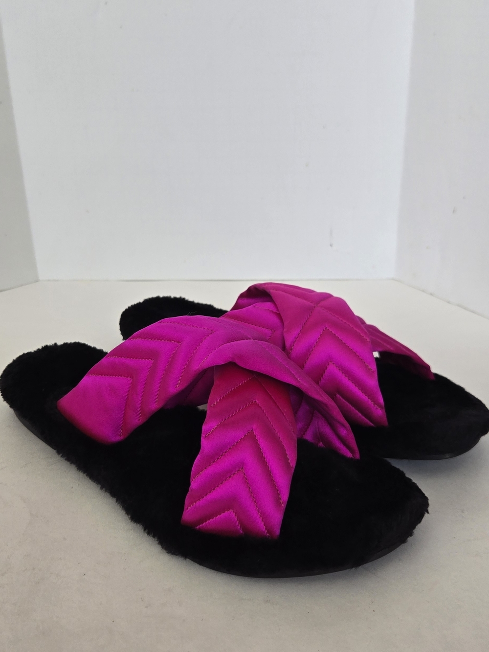 Definery  Black Sherpa Fur Slides with Fuchsia Quilted Cross Straps